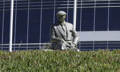 Estatua de Atatürk en reflexing mode, (Kusadasi, Aydin).