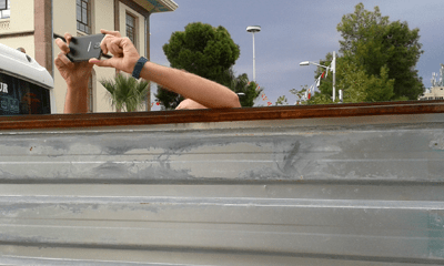 Los fondos de los celulares generalmente tienen la foto del dueño, vaya uno a saber por qué.