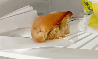 Paisaje típico de una heladera turco: pan con servilletas.