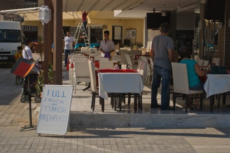 Restorán ofreciendo el mundialmente famoso english breakfast (?).