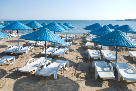Las sillas vacías en la playa de Altinkum, señal de que Mayo todavía es temprano para hacer la temporada.
