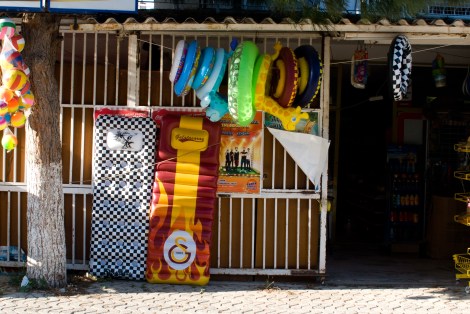 Tiendita de artículos varios de playa.