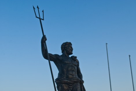 La estatua de Poseidón es un punto de referencia de la ciudad.