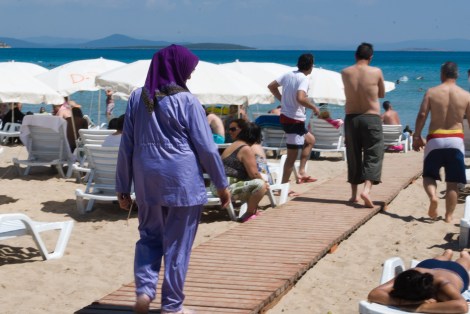 Así hacen las mujeres tapadas para entrar al mar.