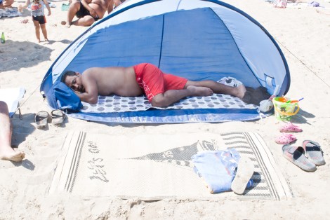 Señor disfrutando de un día de sol a la sombra.
