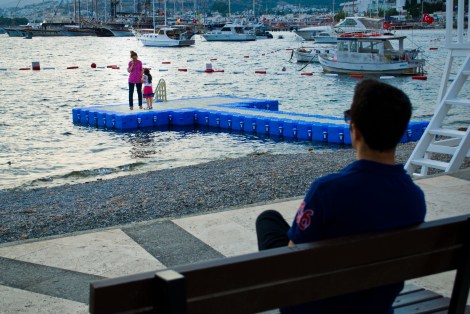 Como la arena en las playas del centro de la ciudad no es arena sino piedras, para entrar al agua hay que hacerlo desde unos muellecitos.