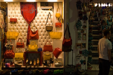 Un local de carteras en una de las peatonales céntricas de la ciudad.