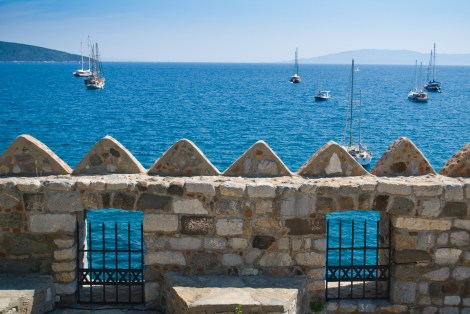Como toda buena ciudad turca, Bodrum también tiene su castillo, que además tiene una ubicación privilegiada entre el centro de la ciudad y el puerto. Además de ser un lindo edificio, adentro tiene pequeños museos interesantes de ver. 