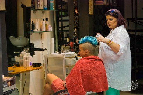 Una punk en una peluquería del centro de la ciudad probando un nuevo corte discreto.