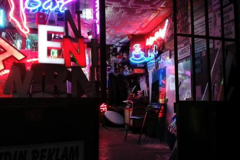 Tienda de carteles luminosos en Estambul.