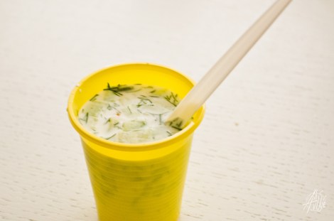 El tarator es la sopa más típica de Bulgaria. Hecha con yogur, pepino y ajo. En Turquía también existe la misma sopa con distinto nombre pero, como es de esperar, no es tan rica.