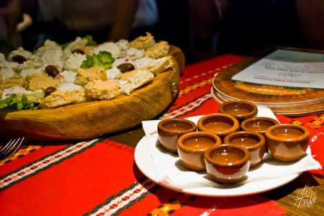 Pan con diferentes salsas tradicionales y rakia.