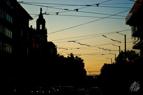 En el centro e la ciudad los cables de los trolleys y el tram decoran el cielo.