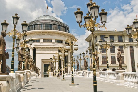 Uno de los tantos edificios construidos por el gobierno en el centro de la ciudad.