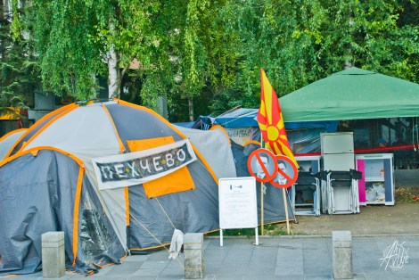 Campamento frente a la casa de gobierno. 