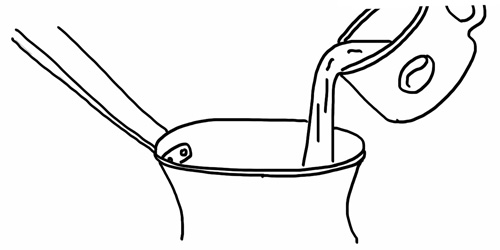 taza de cafe vertiendo agua en cacerola