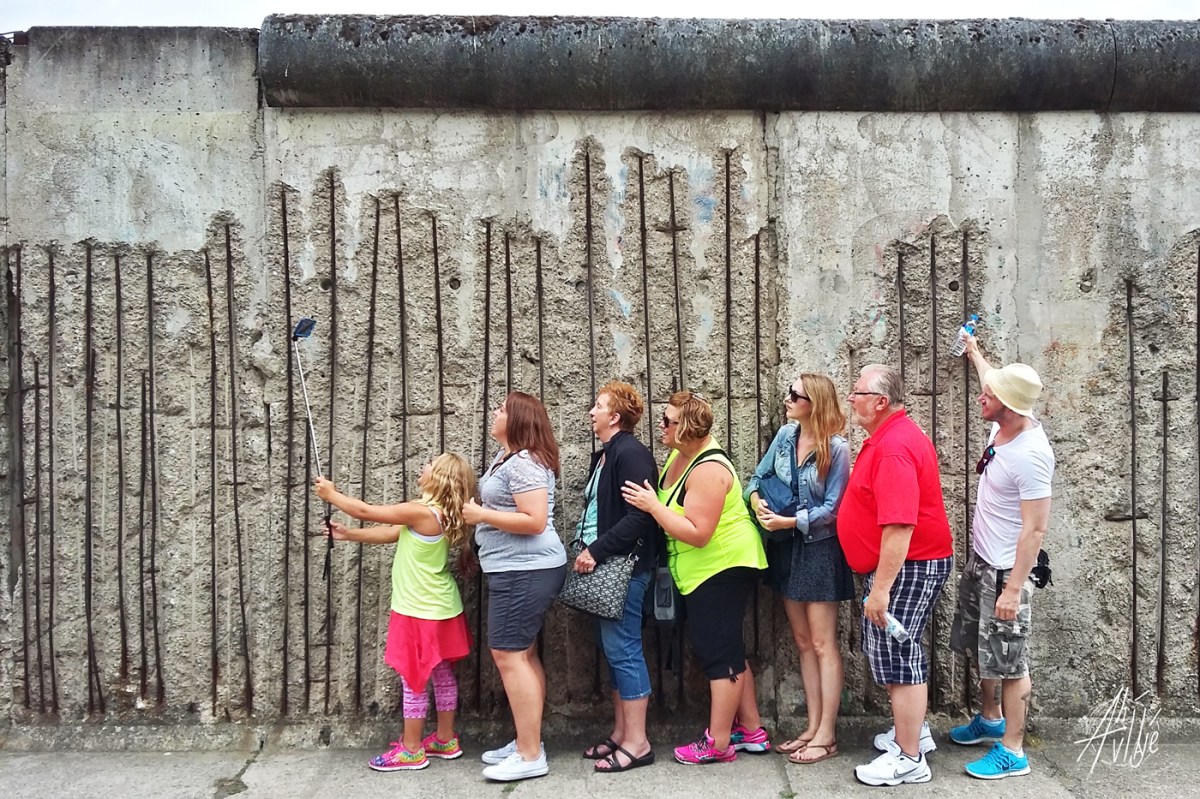 Selfie en el muro de Berlin