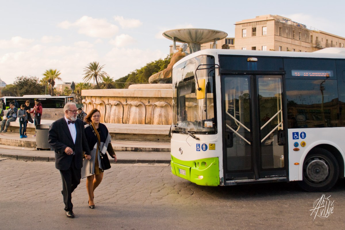 De gala bajando del bondi