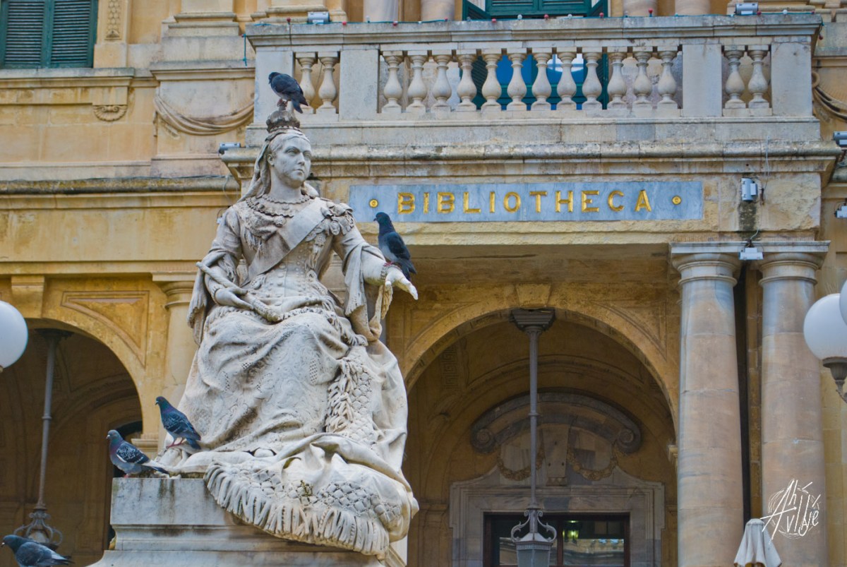 Entrada a la biblioteca pública