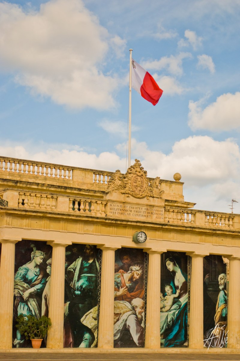 Fachada de uno de los edificios públicos en el centro de La Valletta