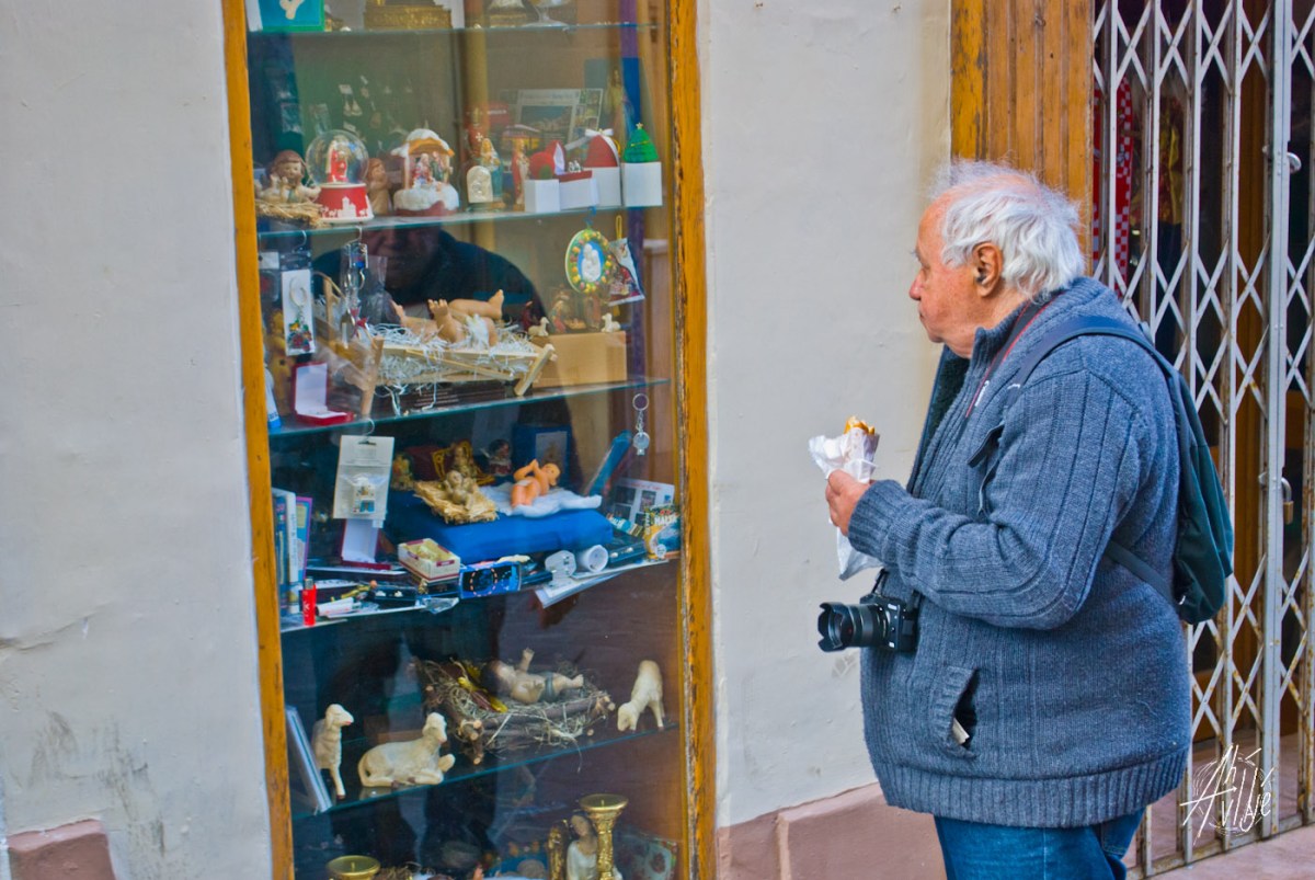 Mirándose la vidriera