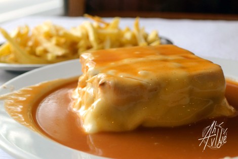Francesinha con fritas