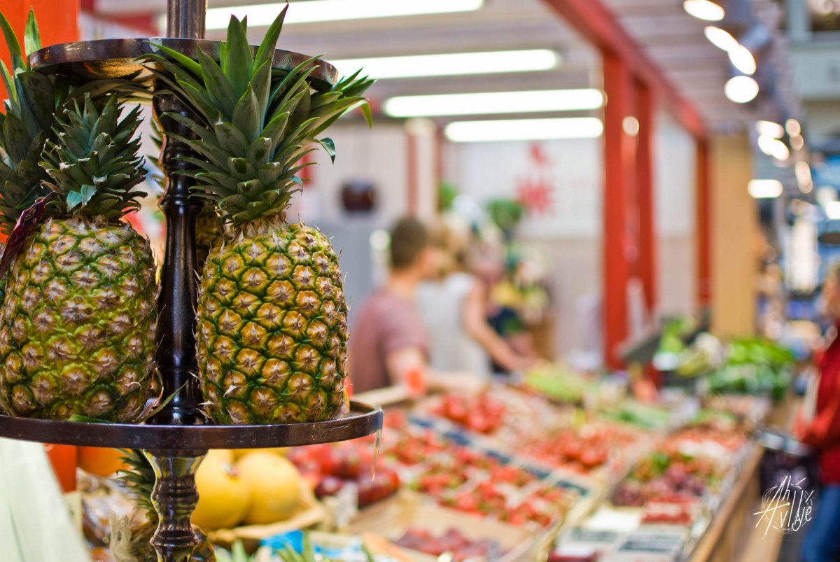 Ananás en el mercado central