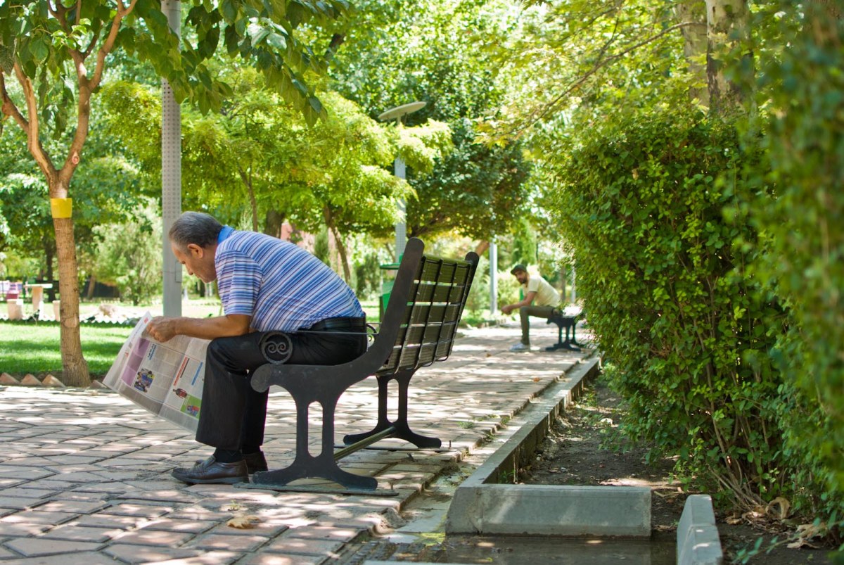Iraní leyendo el diario.