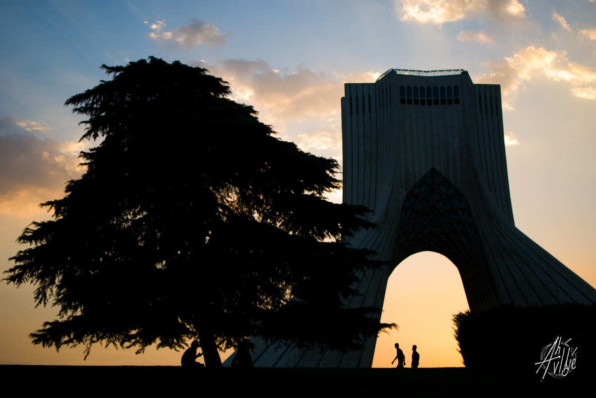 Torre Azadi a contraluz