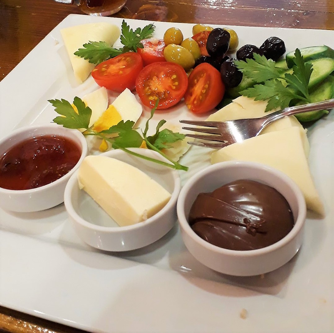 desayuno turco en plato