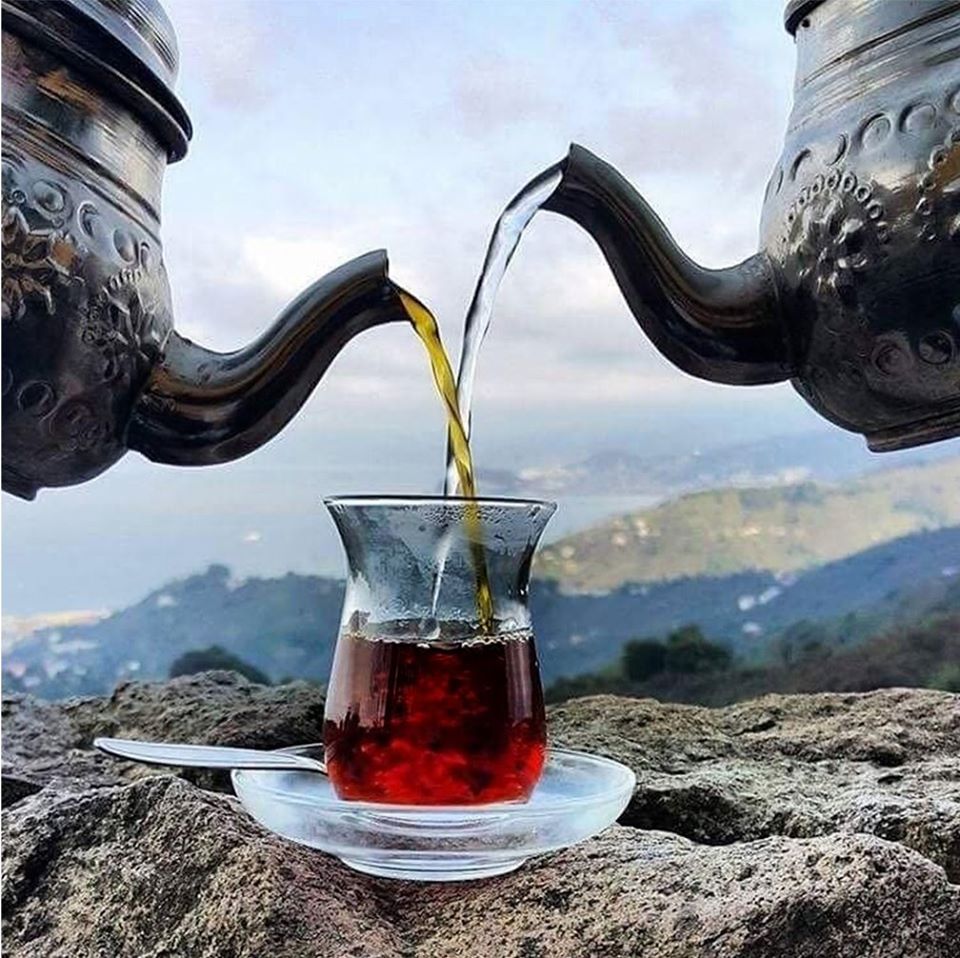 Teteras turcas sirviendo té.