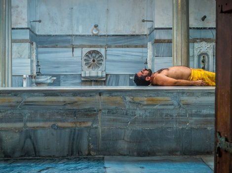 Hombre descansando en un baño turco